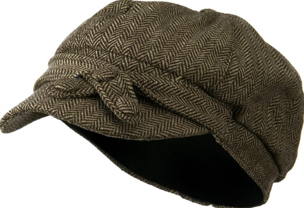Topi newsboy dengan aksen kancing